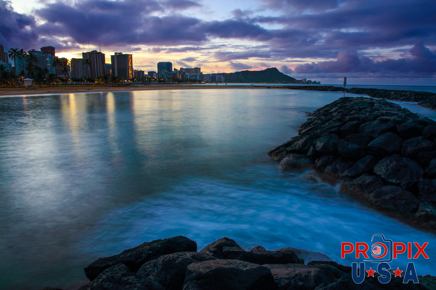 Ala Moana park, Waikiki and Diamondhead at sunrise.